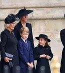 Omagiul adus de Charlotte reginei Elisabeta a II-a. Mica prințesă a purtat o bijuterie specială primită de la străbunica sa