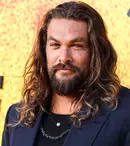 Jason Momoa, fără inhibiții la pescuit! Actorul a purtat doar o bucată de material înfășurată în zona intimă