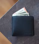 Portofelul din piele, un accesoriu la modă și atemporal