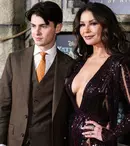 Catherine Zeta Jones, cu un decolteu amețitor pe covorul roșu. Cine este tânărul cu care s-a afișat