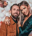 Cum i-a susprins Gabriela Prisăcariu pe Dani Oțil și pe fiul lor lângă bradul de Crăciun. Ținutele lor au atras atenția tuturor