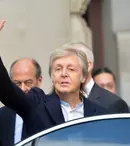 Cum arată Paul McCartney la 80 de ani. Artistul, surprins la plajă alături de soţia sa