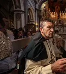 Antonio Banderas, în haine monahale pe străzile din Malaga. Actorul a condus procesiunea de Florii