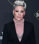 Pink a pozat nud la vârsta de 43 de ani. A fost surprinsă de soțul ei în timp ce făcea „duș în aer liber”