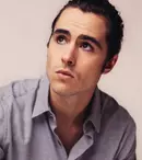 Ben Schnetzer a semnat pentru rolul celebrului dirijor român Sergiu Celibidache în filmul „Cravata galbenă”, în locul lui Rupert Friend