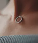 Cum alegi colierele potrivite stilului tău vestimentar: 3 reguli