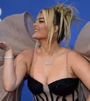 Bebe Rexha a izbucnit în lacrimi pe scenă, după ce a dezvăluit că s-a despărțit de iubit. Ce-i reproșase acesta