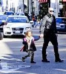 Jennifer Lopez îşi lasă iubitul să facă pe tatăl