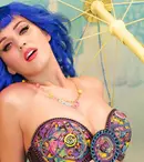 Katy Perry îşi pune bilunar extensii de gene, acasă