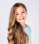 Maria Nicole, micuța artistă din „Fructul oprit”, lansează videoclipul piesei „Mii de culori”