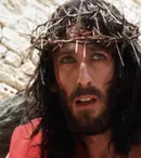 FOTO. Cum arată Robert Powell, actorul care l-a jucat pe Iisus din Nazaret, la 74 de ani