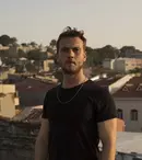 Ce face vara aceasta Aras Bulut Iynemli, protagonistul din „Legea familiei”?
