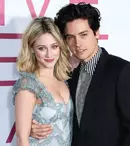 Lili Reinhart și Cole Sprouse, actorii din serialul „Riverdale” s-au despărțit