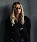 Delia își vinde o parte din haine în cadrul unui târg care promovează sustenabilitatea