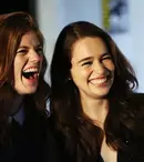 Emilia Clarke și Rose Leslie, „jefuite” în timpul vacanței în India