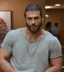 Can Yaman e activ și filantrop în timpul pandemiei. Ce mai face actorul turc