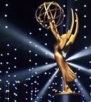Postul de televiziune E! transmite în direct de pe covorul roșu ediția 72 a Premiilor Emmy
