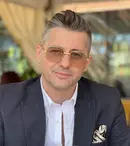 Probleme fără sfârșit pentru liderul trupei Akcent! Adrian Sînă, chemat în instanță de o profesoară. Ce acuzații îi sunt aduse
