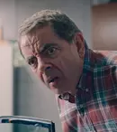 Review „Om vs albină”, serial de comedie Netflix. Simfonia unui dezastru casnic
