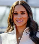 „Am fost fata din `Costume`”: Meghan Markle a ținut primul discurs în Marea Britanie în doi ani, după ce ea și Prințul Harry au renunțat la îndatoririle regale
