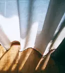Cum să îți îmbraci ferestrele cu perdele și draperii cu stil