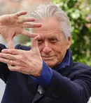Michael Douglas candidează la titlul de Cel mai sexy bunic în viață. Cine a mai fost nominalizat