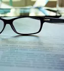Ochelari de vedere sau lentile de contact: alegerea accesoriilor potrivite