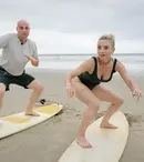 Imagini incendiare cu echipele de la America Express 2023, sezonul 2. Concurenții au îmbrăcat costumul de baie pentru o sesiune de surfing
