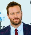 Actorul Armie Hammer, alungat de la Hollwood, a ajuns să trăiască pe o insula pustie. Cine este femeia care a acceptat să-i fie soție