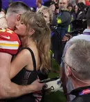 Taylor Swift a sărit în brațele iubitului ei, după victoria lui de la Super Bowl. Momente tandre între artistă și Travis Kelse, pe teren 