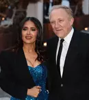 Salma Hayek, la un pas de o gafă vestimentară, pe covorul roșu. Rochia i-a creat probleme