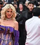 Victoria Silvstedt, apariție controversată pe covorul roșu de la Cannes. Fostul iepuraș Playboy, la un pas de a rămâne fără haine