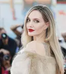 Angelina Jolie, ovaționată la Festivalul de Film de la Veneția. Actrița, fabuloasă pe covorul roșu, a izbucnit în lacrimi