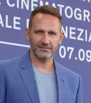 Filmul „Anul Nou care n-a fost” triumfă la Veneția. Regizorul Bogdan Mureșanu: „Am vrut să construiesc o lume întreagă” | Interviu exclusiv