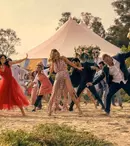 Pe cine a supărat dansul din prima secvență a miniseriei „Cuplul perfect”. Nicole Kidman a refuzat inițial să filmeze flashmob-ul, devenit apoi viral