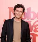 Cine este Adam Brody, rabinul Noah din serialul Netflix „Nimeni nu vrea asta”. Ce roluri l-au adus în atenția publicului