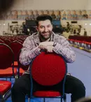 Smiley, portret de familie după ce a mers la Pitești să voteze. Cum s-a pozat cu fratele lui și părinții lor