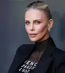 Charlize Theron, apariție spectaculoasă pe covorul roșu la premiera The Old Guard 2. La 50 de ani, a făcut furori în lenjerie și o salopetă din plasă