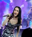 Katy Perry, surprinsă de un fan în timpul unui concert. Agenții de securitate au intervenit imediat