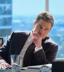 „Costume LA”, noul spin-off „Suits”, vine pe SkyShowtime. Stephen Amell e avocat în Orașul Îngerilor