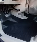 Covoare auto din cauciuc vs. covoare din mochetă – ce să alegi dacă circuli mai mult iarna în oraș?