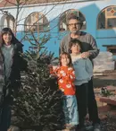 Dana Rogoz a împodobit bradul și la Viscri: „L-am plantat în curte, provizoriu. Ne place mult”. Imagini adorabile cu familia vedetei