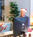 Sondaj eJobs: 9 din 10 angajatori vor acorda beneficii de Crăciun angajaților. Cei mai mulți vor primi prime în bani, petrecere de final de an cu echipa și vouchere cadou
