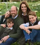 Prințul și Prințesa de Wales au dezvăluit fotografia oficială de Crăciun: familie, flori și zâmbete. Reacțiile fanilor au fost împărțite