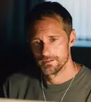 „Pillion”: Alexander Skarsgård într-un film provocator și amuzant despre dorință, putere și identitate. Pelicula premiată la Cannes vine în România