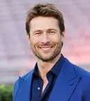 Glen Powell vânează miliardele familiei în „Crima perfectă”. Comedia neagră care transformă moștenirea într-un măcel ingenios