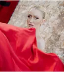 Iuliana Pepene a lăsat pupitrul știrilor pentru o locație magică. Detaliul chic de pe umerii vedetei care a atras toate privirile