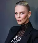 Charlize Theron și-a dezvăluit secretul la 50 de ani: „Chiar văd diferența!”. Ce mască de 50 de dolari folosește actrița