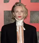Charlize Theron a riscat totul pe covorul roșu: Detaliul din ținuta Dior care a lăsat audiența fără cuvinte la premiera „Apex”