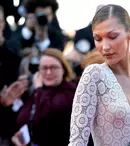 Bella Hadid a eclipsat total orice concurență la  Festivalul de la Cannes. Cum arată rochia la care au muncit 130 de persoane
